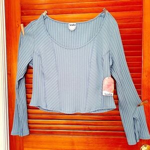 COPY - Arula cropped bell sleeve top